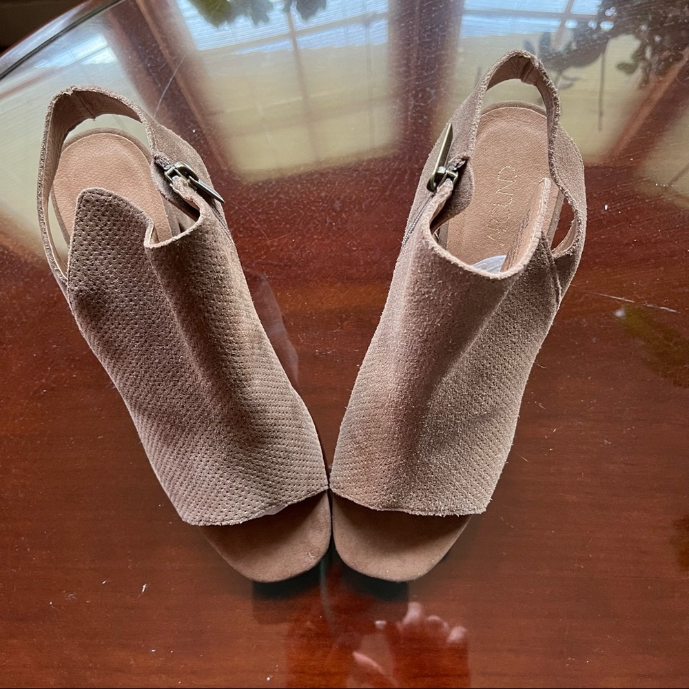 Abound Tan Suede/Marron Chunky Heel Peep Toe Sandals in Size 8